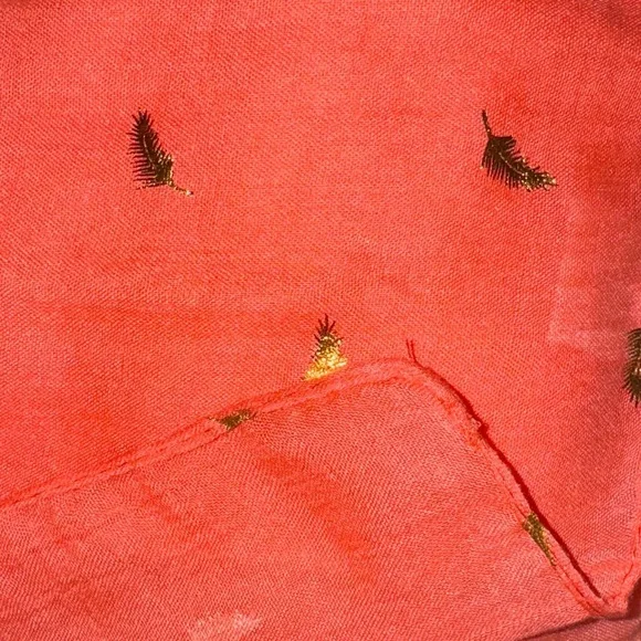 LERDU Coral Scarf with Gold Details - Picture 7 of 14